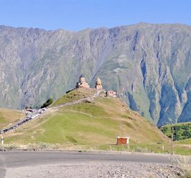 На джипах в Казбеги. Едем за головокружительными видами и к красивым водопадам!