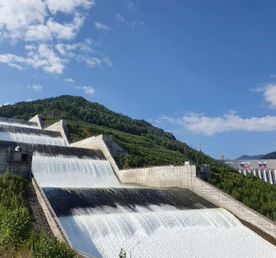 Самая большая плотина России на могучем Енисее