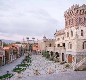 Винный замок, армянский алфавит и храм на краю ущелья