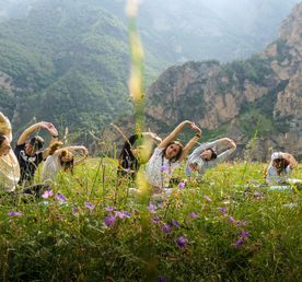 Йога для новичков в уединенных горах Кавказа. Походы без рюкзаков в комфорте