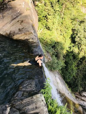 Купание в водопаде, наскальный храм и дорога к оке