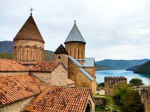 Горы, вино, великая история и люди: яркая Грузия