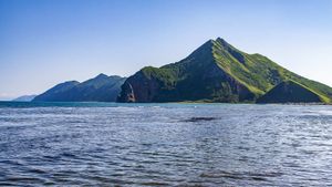 Клоковский водопад и Бухта Тихая