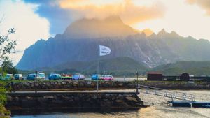 Свольвер, Кабельвог и футбольное поле Henningsvaer