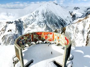 Горы, вино, великая история и люди: яркая Грузия