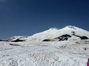 Эльбрус и высокогорное озеро Гижгит