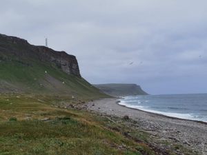 Корабль выброшенный на берег, белый маяки и восточ