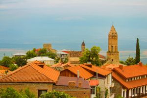 Горы, вино, великая история и люди: яркая Грузия