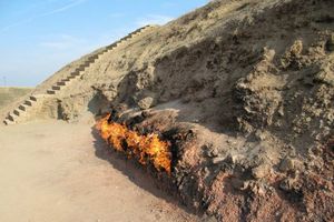 Горящая гора Янардаг и храм огня Атешгях