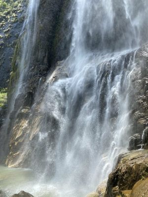 Купание в водопаде, наскальный храм и дорога к оке