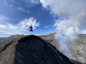 Рассвет с видом на кальдеру Тенгер, вулкан Бромо