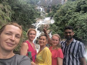 Чарующее великолепие рассвета и величие водопада