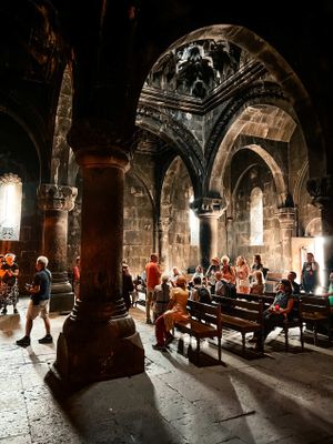 Гарни и Гегард, закат над аркой Чаренца