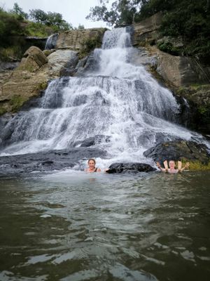 Чарующее великолепие рассвета и величие водопада