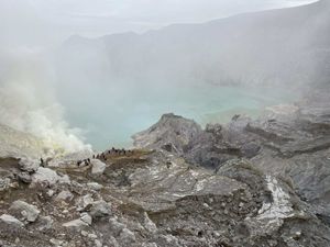 Переезд на Яву, восхождение на вулкан Иджен