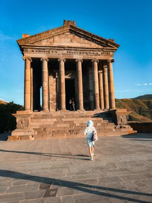 Гарни и Гегард, закат над аркой Чаренца