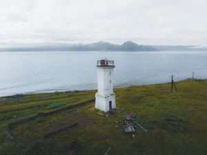 Корабль выброшенный на берег, белый маяки и восточ