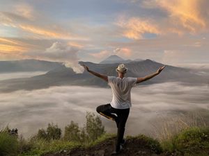 Рассвет с видом на кальдеру Тенгер, вулкан Бромо