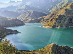 Эльбрус и высокогорное озеро Гижгит