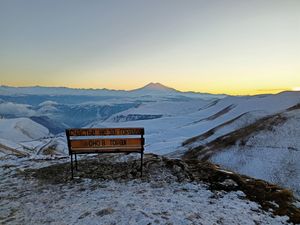 Ледяные водопады, горные ущелья и лошадки