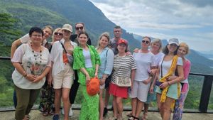 Башня Ambuluwawa, Королевская дорога, Водопады