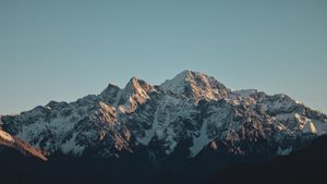 Вдоль хребта