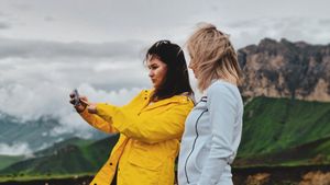 Вдоль хребта