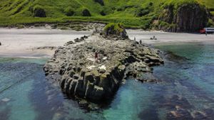 Прогулка на лодках. Белые скалы и Тихий океан