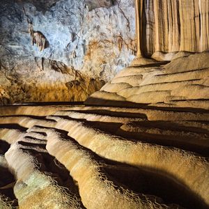Парк Юрского периода и красивейшие пещеры мира