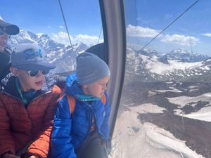 Эльбрус и вершина горы Гара-Баши