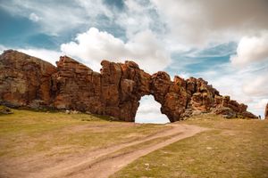 Река в песках, арка на высоте 2700м