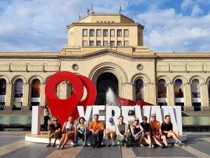 Встреча в аэропорту, Знакомство, Вечерняя прогулка