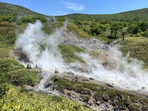 Вулкан Баранского, горячие источники