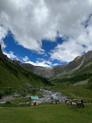 Трекинг к водопаду Терскол. Пещера отшельника