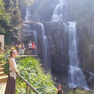 Башня Ambuluwawa, Королевская дорога, Водопады