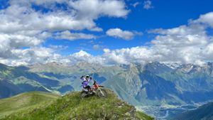 Домбай Мото