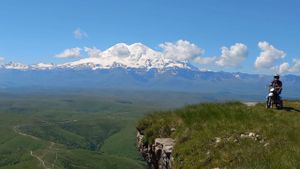 Домбай Мото