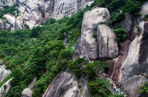 Озеро и пещера