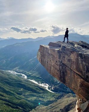 День водопадов и теснин