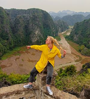 Подземные реки и скальные столбы Чангана