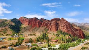 Экскурсия по Караколу. Ущелье Джеты-Огуз. (4-5 ч)