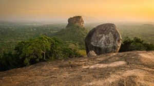 Канди - Сигирия. Закат на скале Пидурангола