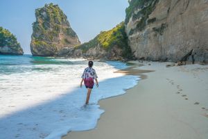 СКАЛЫ И ПЛЯЖИ ОСТРОВА НУСА ПЕНИДА