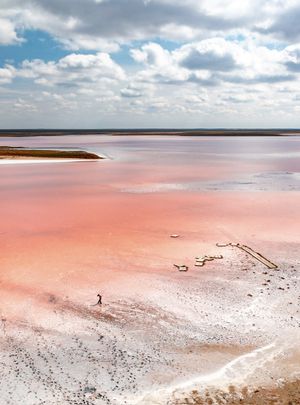 Барханы, заповедные земли, соленые озера