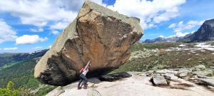 Треккинг на озеро Уютное, Висячий камень