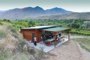 Дорога на восток. Аисты, вино и ветреный перевал