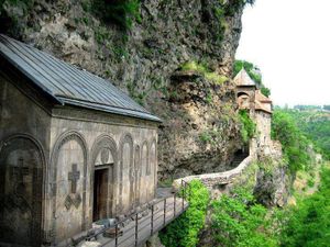 Имеретия. Необычные монастыри и ночь на винодельне