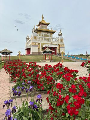 Столица республики, буддийские храмы, аэропорт