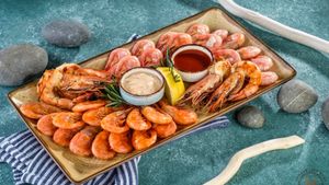 Германус, морская прогулка, киты и морепродукты