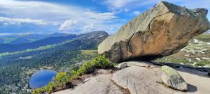 Треккинг на озеро Уютное, Висячий камень